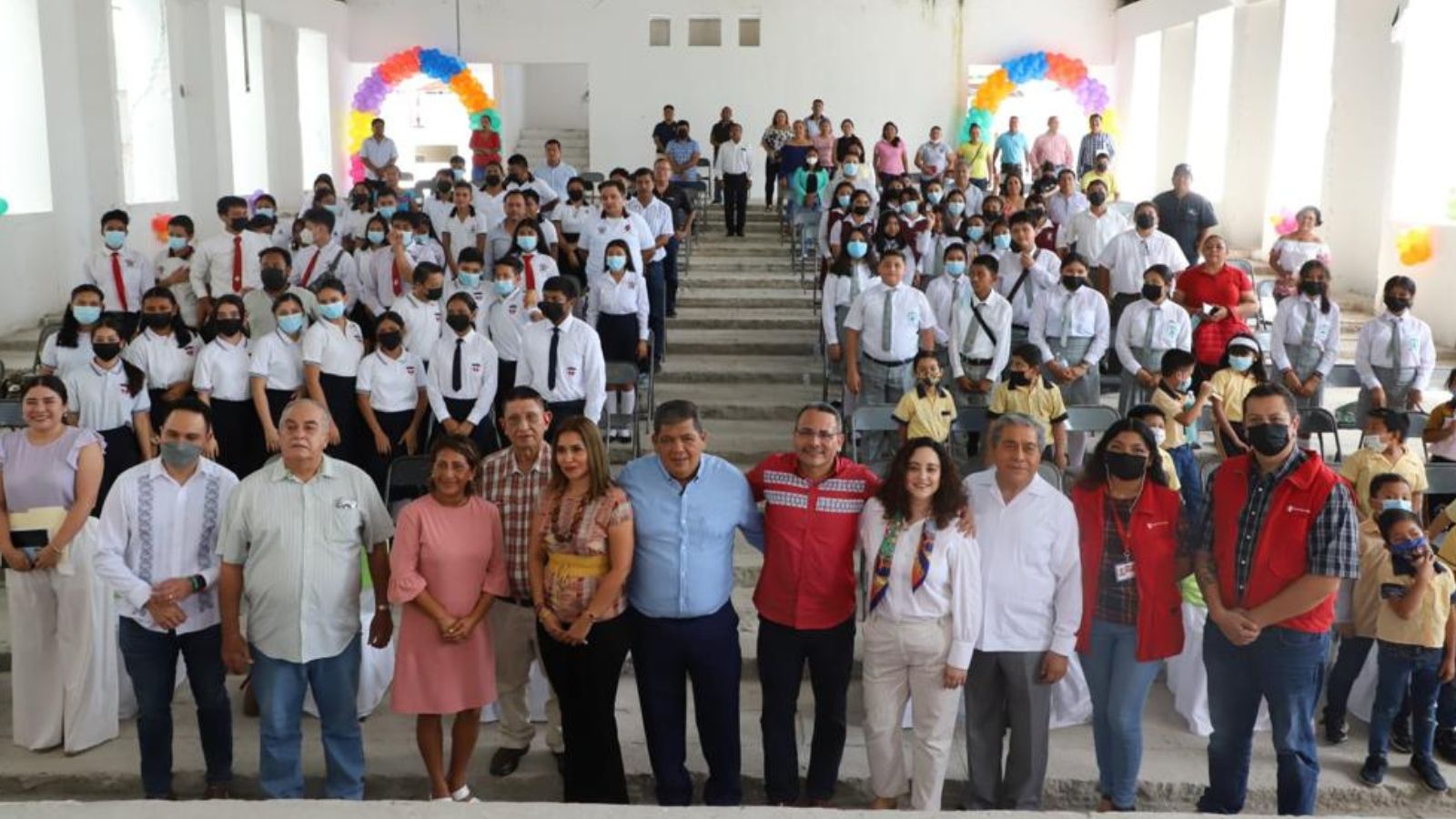 Presidente municipal Carlos Eduardo Salazar Gam y Helmer Ferras Coutiño, director general del ICTI en Chiapas inauguran aula didáctica en Huixtla