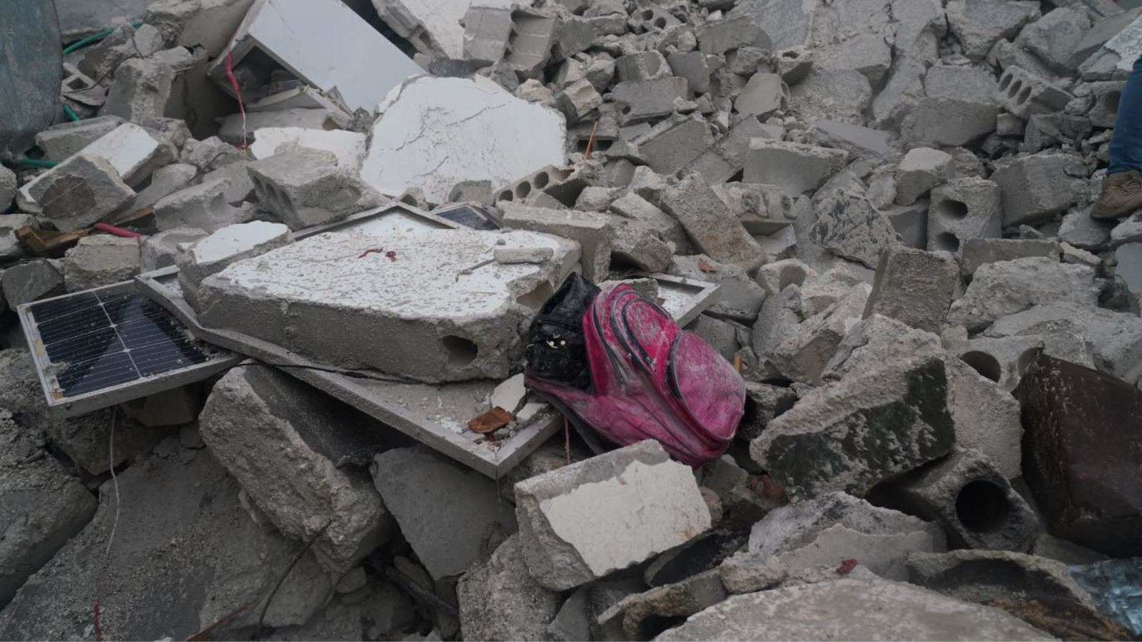 Carrera contra el tiempo para salvar a los niños, niñas y adolescentes sepultados bajo los escombros en Turquía y Siria, tras los devastadores terremotos